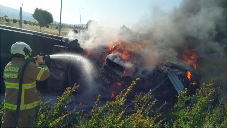 Devrilen Tır Alev Alev Yandı. İzmir – İstanbul oto yolunda meydana gelen trafik kazasında meyve yüklü tır alev alev yandı.