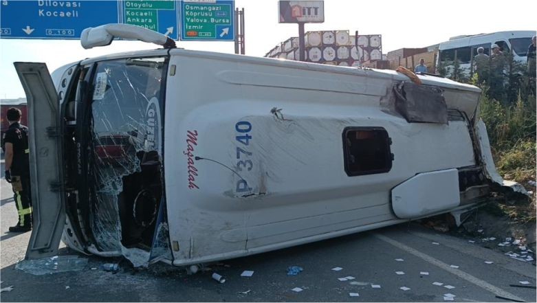 İşçileri taşıyan minibüs kaza yaptı. Servis midibüsü tıra çarparak devrilmesi neticesinde meydana gelen kazada 13 işçi yara aldı.