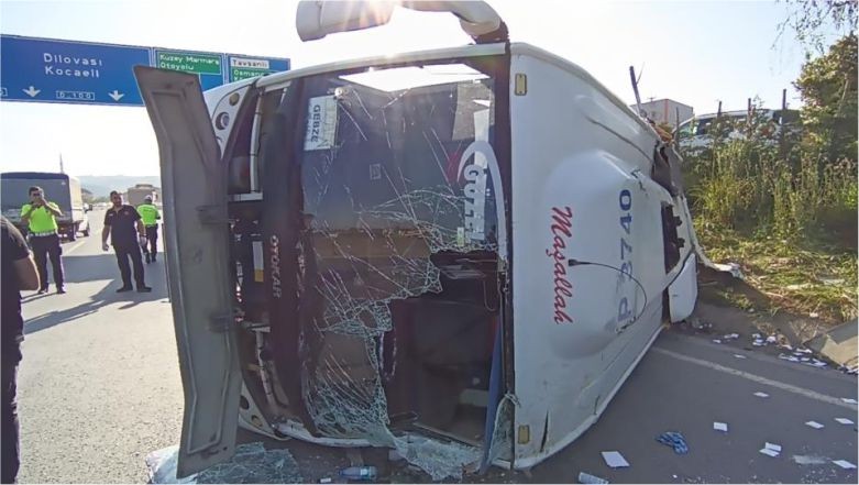 İşçileri taşıyan minibüs kaza yaptı. Servis midibüsü tıra çarparak devrilmesi neticesinde meydana gelen kazada 13 işçi yara aldı.