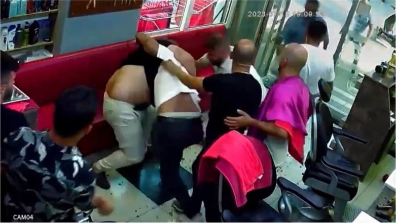 Husumetli Oldukları Adama Kuaförde Saldırdılar