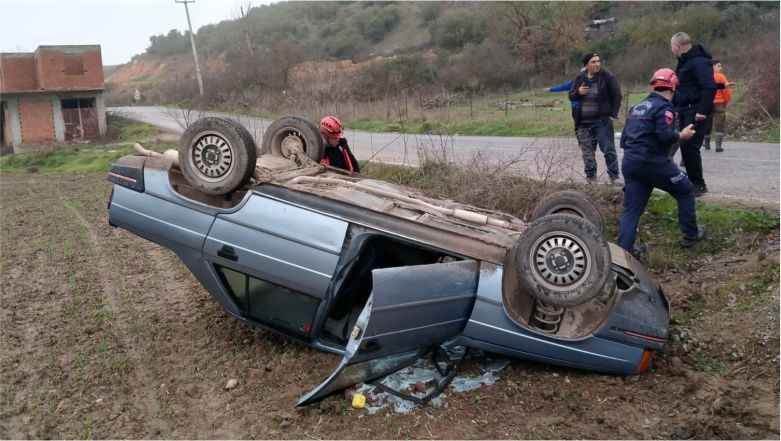 İVRİNDİ YOLUNDA ARAÇ TAKLA ATTI