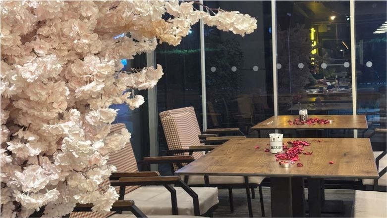 Balıkesir'de Masalar Gül Yapraklarıyla Süsledi