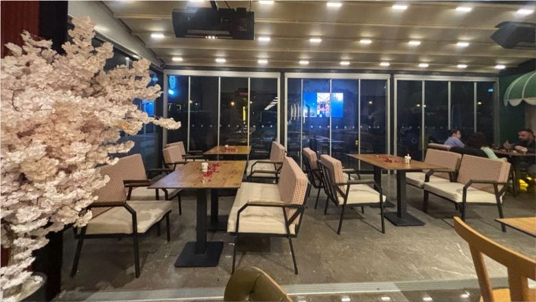 Balıkesir'de Masalar Gül Yapraklarıyla Süsledi