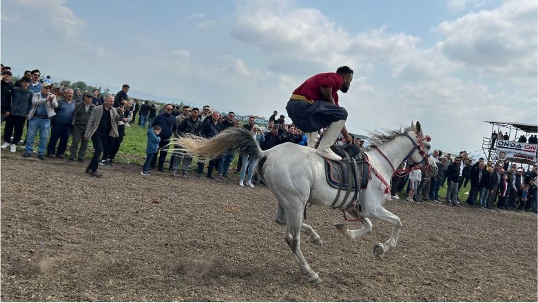Gün boyu süren etkinlikler kapsamında yapılan atlı okçuluk gösterileri, vatandaşlar tarafından büyük bir ilgiyle izlendi.