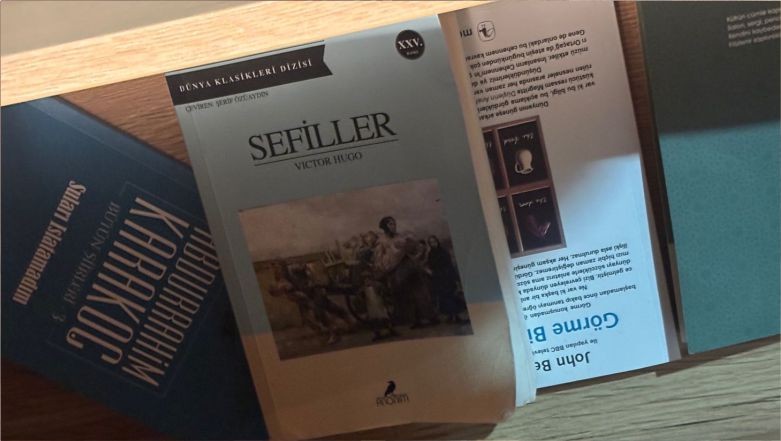 Onon Kafe’de Kitap Rafları