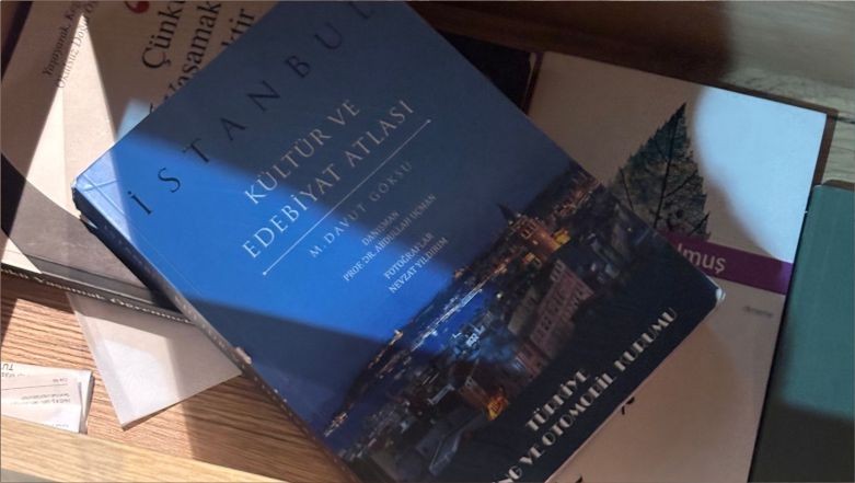 Onon Kafe’de Kitap Rafları