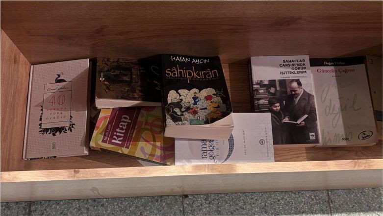 Onon Kafe’de Kitap Rafları