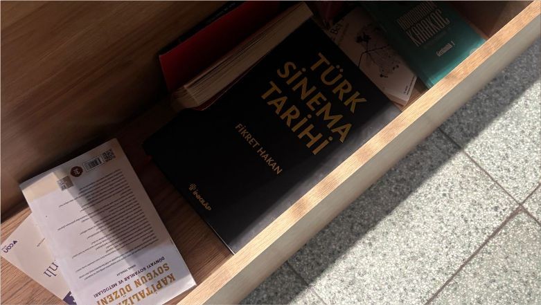 Onon Kafe’de Kitap Rafları
