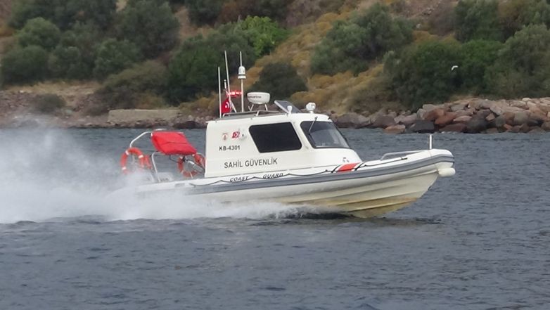 Kayıp göçmen bebek aranıyor. Yunan Sahil Güvenlik tarafından, geri itilerek batan teknede kaybolan iki kişi aranıyor.