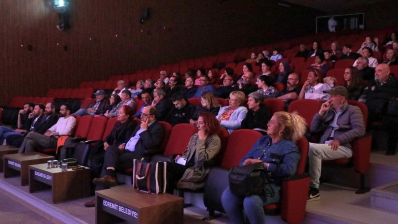 “ Neyzen Ya Yaşıyorsa ” tiyatro severlerle buluştu. ‘’ Neyzen Ya Yaşıyorsa ? ‘’ tiyatro oyunu izleyici karşına çıktı. Edremit Belediyesi’nin düzenlediği tiyatroŞükrü Tunar Kültür Merkezi’nde tiyatro severlerle buluştu.