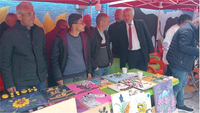 Susurluk Engelliler haftasını unutmadı . Susurluk Engellileri Koruma ve Dayanışma Derneği Engelliler Haftası kapsamında sergi açtı. Açılan sergiye Susurluk Belediye Başkanı Nurettin Güney'de katılım gösterdi.