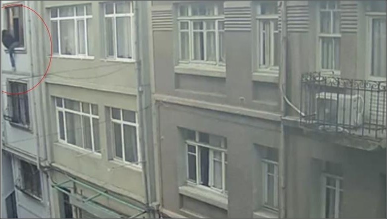 'Örümcek Adam' Gibi Hırsız Kameraya Yakalandı!