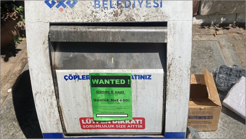Balıkesirdeki çöp kutuları son günlerde ilanlarla dikkat çekiyor İlanlar Dikkat çekici