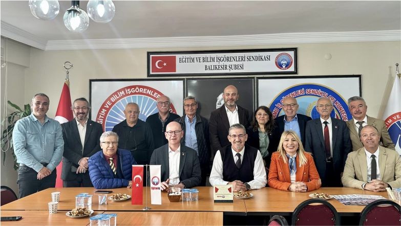 Serkan Sarı Eğitim Projelerinden Bahsetti. Cumhuriyet Halk Partisi Milletvekili Adayı Serkan Sarı Balıkesir Eğitim ve İş Sendikası'nı ziyaret etti.