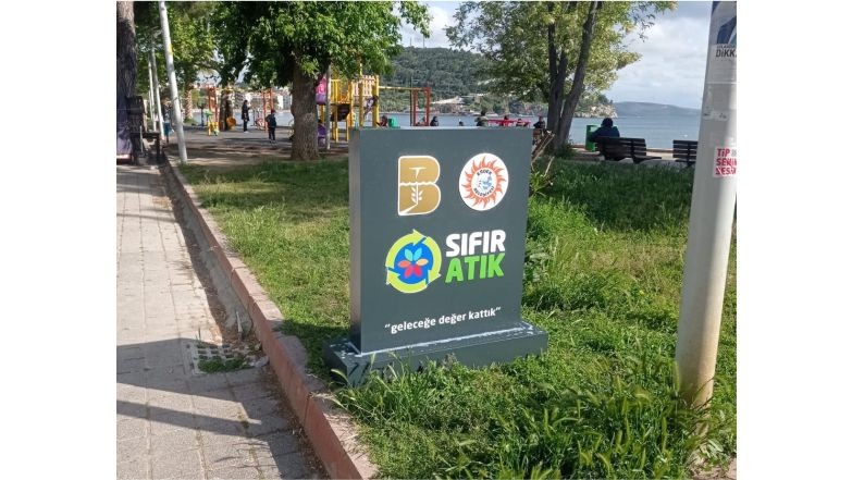 '' Sıfır Atık '' Projesi Erdek'te Balıkesir'in Erdek İlçesi'ne ''Sıfır Atık'' Projesi kapsamında mobil atık getirme merkezi kurulumu oldu.