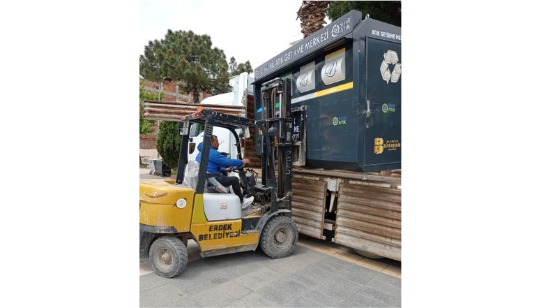 '' Sıfır Atık '' Projesi Erdek'te Balıkesir'in Erdek İlçesi'ne ''Sıfır Atık'' Projesi kapsamında mobil atık getirme merkezi kurulumu oldu.