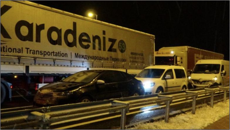 Yolda Saatlerce Mahsur Kaldılar