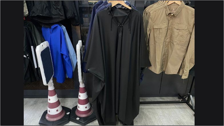 Balıkesir'de Yağmurluk ve Şemsiye Modası