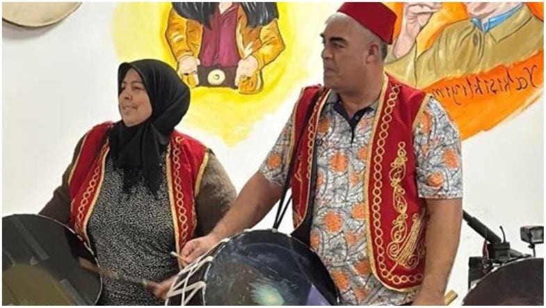 Ramazan Davulcuları ve Manileri Bak geldi etli dolma Çok yiyip göbek salma.Üstüne bir kahve iç Terâvihe geç kalma!