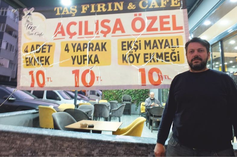 Burhaniye ilçesinde, fırıncı Mesut Gözaydın’ın başlattığı ucuz ekmek kampanyası devam ediyor.