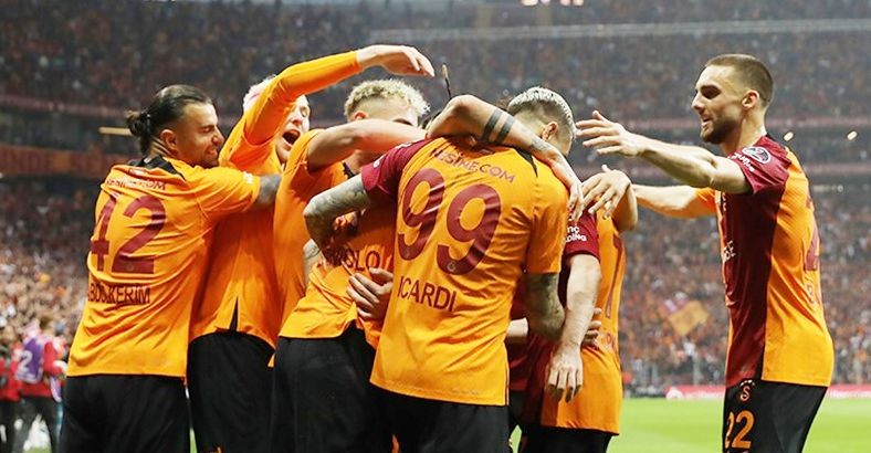 Galatasaray'da Ayrılık Var