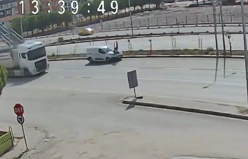 Bandırma’da Dehşet Anları! Yaşlı Adam Metrelerce Savruldu - 1. resim