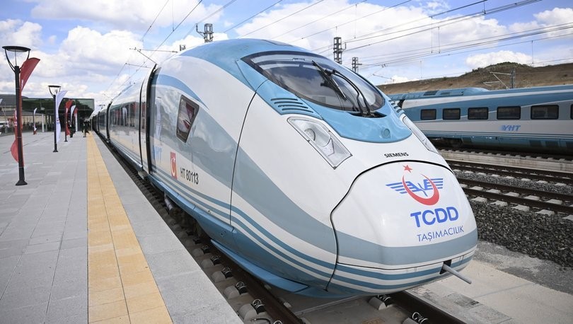 Bandırma İzmir Seferleri Başlıyor Bandırma İzmir tren seferleri 16 Haziran Cuma gününden itibaren yeniden hizmette olacak. Bandırma İzmir tren seferleri 16 Haziran Cuma gününden itibaren yeniden hizmette olacak. 2 yıl önce yol çalışması nedeni ile seferler durmuştu. Bunula beraber çalışmaların son bulması ile seferler 2 yıldan sonra tekrar hizmette olacak. Ayrıca Bandırma – İzmir tren seferleri şu şekilde;