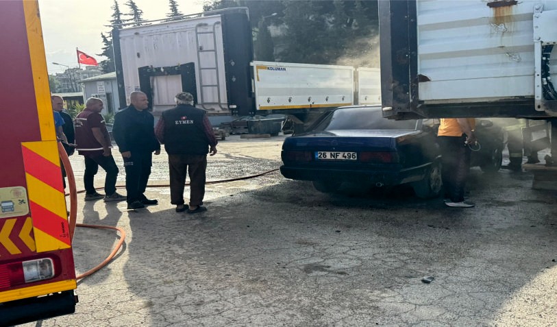 Park Halindeki Araç Alev Topuna Döndü
