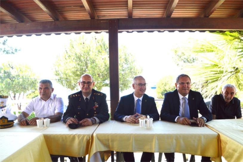 Ayvalık'ta protokol üyeleri kolluk güçleri ve yaşlılarla bayramlaştı