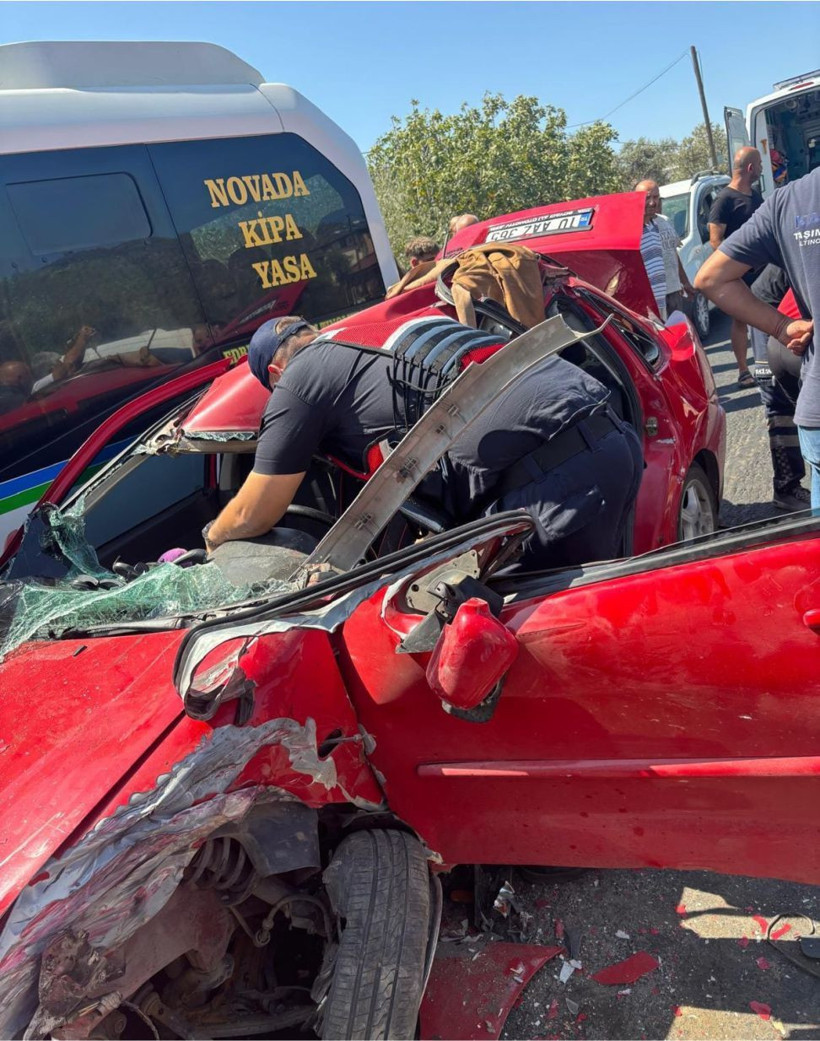 Edremit’te Bir Kaza Daha: Zincirleme Trafik Kazasında Sürücü Araçta Sıkıştı - Resim: 1