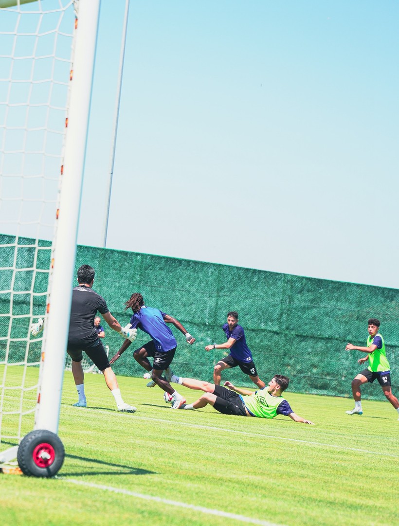Bandırmaspor’un 2025-2026 Sezonu Fikstürü Belli Oldu Trendyol 1. Lig 2025-2026 sezonu ilk yarı fikstürü açıklandı. Yeni sezona güçlü bir başlangıç yapmayı hedefleyen Bandırmaspor, hazırlıklarını tüm hızıyla sürdürürken, ilk maçını 8 Ağustos’ta kendi sahasında Sakaryaspor ile oynayacak. Taraftarının desteğiyle sezona galibiyetle başlamak isteyen Bandırmaspor, teknik ekip ve oyuncu kadrosuyla yoğun bir hazırlık sürecine girdi. Kulüp yetkilileri, yeni sezon öncesi hedeflerinin üst sıralar ve Süper Lig olduğunu vurgularken, fikstür doğrultusunda yapılacak maç planlamaları da netlik kazanmaya başladı. Bandırmaspor, 2025-2026 sezonunun ilk yarısında hem iç sahada hem deplasmanda zorlu rakiplerle karşı karşıya gelecek. Bordo-beyazlı ekip, lige moralli başlamak ve istikrarlı bir grafik yakalamak için çalışmalarını aralıksız sürdürüyor.