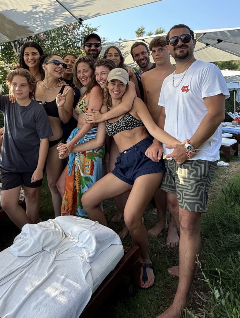  Aybüke Pusat ve Tuba Büyüküstün Ayvalık'ta Tatilde 