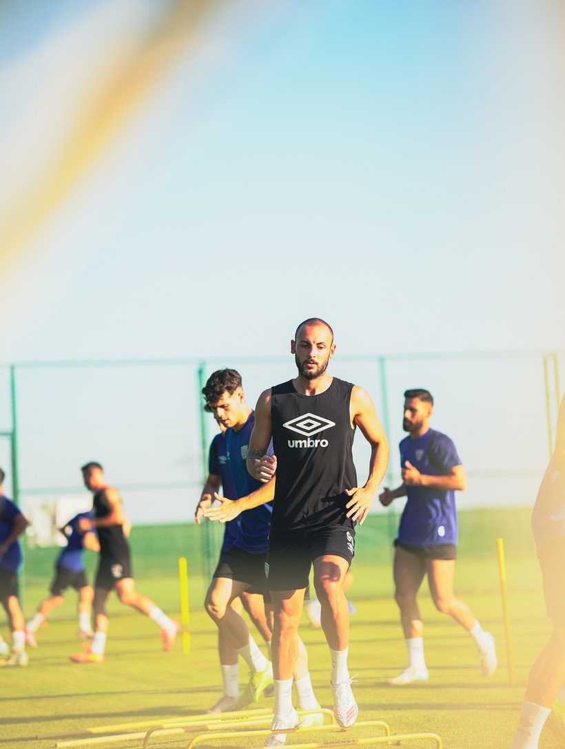 Bandırmaspor’un 2025-2026 Sezonu Fikstürü Belli Oldu Trendyol 1. Lig 2025-2026 sezonu ilk yarı fikstürü açıklandı. Yeni sezona güçlü bir başlangıç yapmayı hedefleyen Bandırmaspor, hazırlıklarını tüm hızıyla sürdürürken, ilk maçını 8 Ağustos’ta kendi sahasında Sakaryaspor ile oynayacak. Taraftarının desteğiyle sezona galibiyetle başlamak isteyen Bandırmaspor, teknik ekip ve oyuncu kadrosuyla yoğun bir hazırlık sürecine girdi. Kulüp yetkilileri, yeni sezon öncesi hedeflerinin üst sıralar ve Süper Lig olduğunu vurgularken, fikstür doğrultusunda yapılacak maç planlamaları da netlik kazanmaya başladı. Bandırmaspor, 2025-2026 sezonunun ilk yarısında hem iç sahada hem deplasmanda zorlu rakiplerle karşı karşıya gelecek. Bordo-beyazlı ekip, lige moralli başlamak ve istikrarlı bir grafik yakalamak için çalışmalarını aralıksız sürdürüyor.
