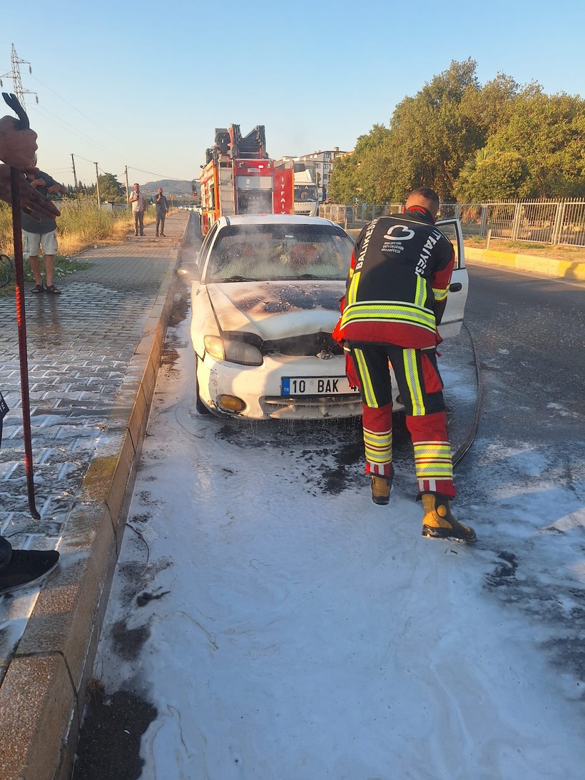 Gömeç'te Seyir Halindeki Otomobilde Çıkan Yangın Söndürüldü