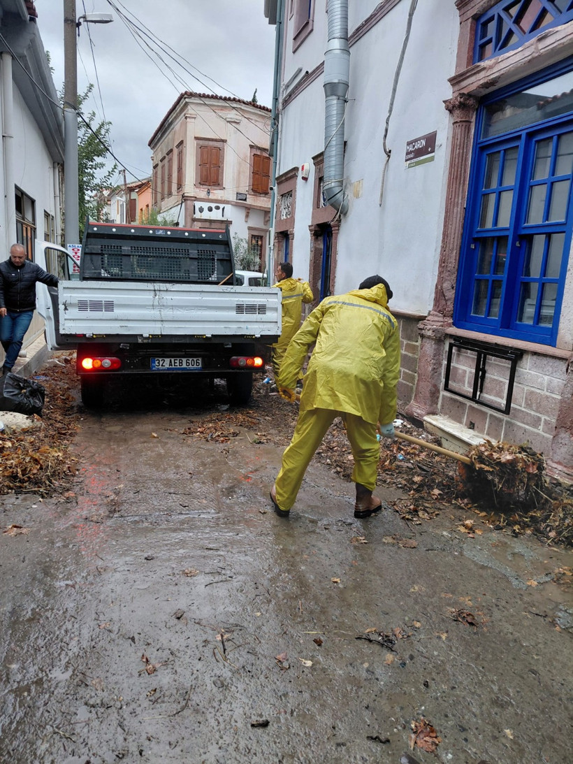 Ayvalık’ta sağanak alarmı! Belediye ekiplerinden anında müdahale