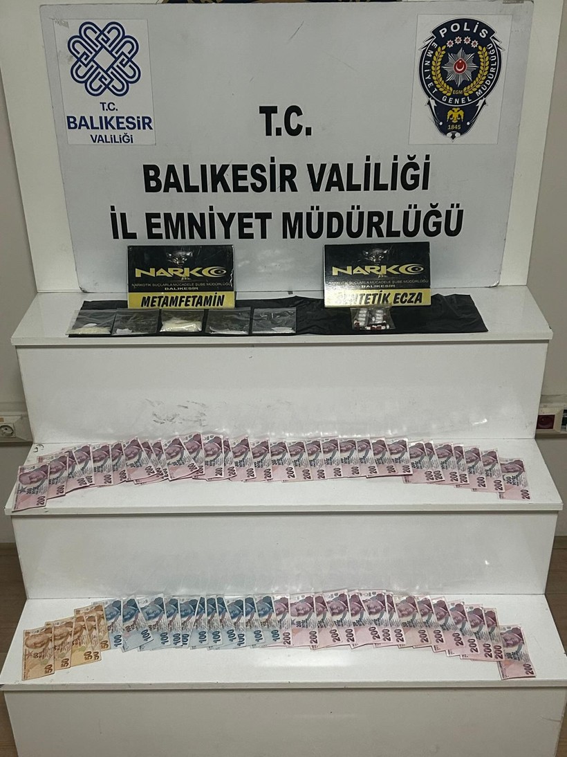  Balıkesir’de Uyuşturucuya 4 Gözaltı  Balıkesir İl Emniyet Müdürlüğü Narkotik Suçlarla Mücadele birimleri tarafından 25 Haziran 2025 tarihinde il genelinde gerçekleştirilen operasyonlarda uyuşturucu ticaretine ağır darbe indirildi.  Balıkesir Merkez’de yapılan çalışmalarda: 60 gram metamfetamin, 23 adet sentetik ecza hap, Suçtan elde edildiği değerlendirilen 10.050 TL para ele geçirildi. Yapılan operasyon sonucunda yakalanan 3 şahıs hakkında, Uyuşturucu veya Uyarıcı Madde İmal ve Ticareti suçundan adli işlem başlatıldı.  Edremit ilçesinde Narkotik Suçlarla Mücadele Büro Amirliği ekiplerinin yürüttüğü operasyonda ise: 74 gram Sentetik Kannabinoid (Bonzai) ele geçirildi. Olayla ilgili 1 kişi gözaltına alındı ve hakkında Uyuşturucu veya Uyarıcı Madde İmal ve Ticareti suçundan işlem başlatıldı.  Emniyet birimleri, uyuşturucu ile mücadele kapsamında il genelinde denetim ve operasyonlara aralıksız devam edileceğini bildirdi. 