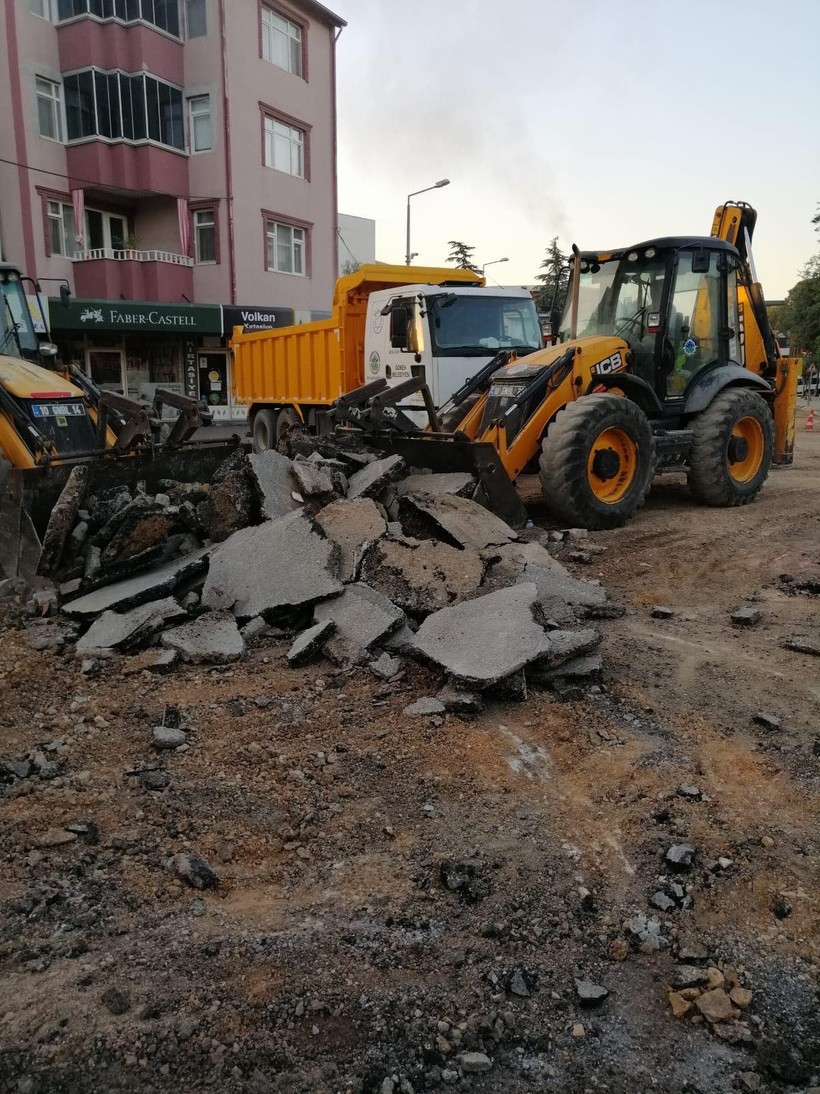  Gönen’de Kızılay Caddesi Yenileniyor  Gönen Belediyesi, Balıkesir Büyükşehir Belediyesi iş birliğiyle ilçede ulaşım konforunu artırmak amacıyla başlattığı asfalt yenileme çalışmalarını aralıksız sürdürüyor. İlçenin önemli arterlerinden biri olan Kızılay Caddesi’nde yürütülen çalışmalar, gece gündüz demeden devam ediyor. Gönen Belediye Başkanı İbrahim Palaz, daha modern, güvenli ve düzenli yollar için yoğun bir çaba gösterdiklerini belirterek, “Vatandaşlarımızın daha rahat ve güvenli bir ulaşım imkanına kavuşması için ekiplerimizle birlikte gece gündüz sahadayız. Balıkesir Büyükşehir Belediyemizle el ele vererek Gönen’i daha yaşanabilir hale getirmeye kararlıyız,” dedi. Çalışmalar tamamlandığında, Kızılay Caddesi’nin hem estetik hem de teknik açıdan daha modern bir görünüme kavuşması hedefleniyor. Belediye yetkilileri, altyapıya yönelik bu tür yatırımların ilçenin genel ulaşım ağını güçlendireceğini vurguladı.