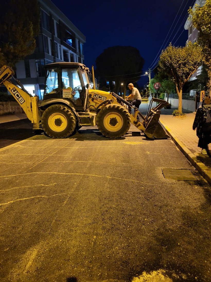 Gönen’de Kızılay Caddesi Yenileniyor  Gönen Belediyesi, Balıkesir Büyükşehir Belediyesi iş birliğiyle ilçede ulaşım konforunu artırmak amacıyla başlattığı asfalt yenileme çalışmalarını aralıksız sürdürüyor. İlçenin önemli arterlerinden biri olan Kızılay Caddesi’nde yürütülen çalışmalar, gece gündüz demeden devam ediyor. Gönen Belediye Başkanı İbrahim Palaz, daha modern, güvenli ve düzenli yollar için yoğun bir çaba gösterdiklerini belirterek, “Vatandaşlarımızın daha rahat ve güvenli bir ulaşım imkanına kavuşması için ekiplerimizle birlikte gece gündüz sahadayız. Balıkesir Büyükşehir Belediyemizle el ele vererek Gönen’i daha yaşanabilir hale getirmeye kararlıyız,” dedi. Çalışmalar tamamlandığında, Kızılay Caddesi’nin hem estetik hem de teknik açıdan daha modern bir görünüme kavuşması hedefleniyor. Belediye yetkilileri, altyapıya yönelik bu tür yatırımların ilçenin genel ulaşım ağını güçlendireceğini vurguladı.