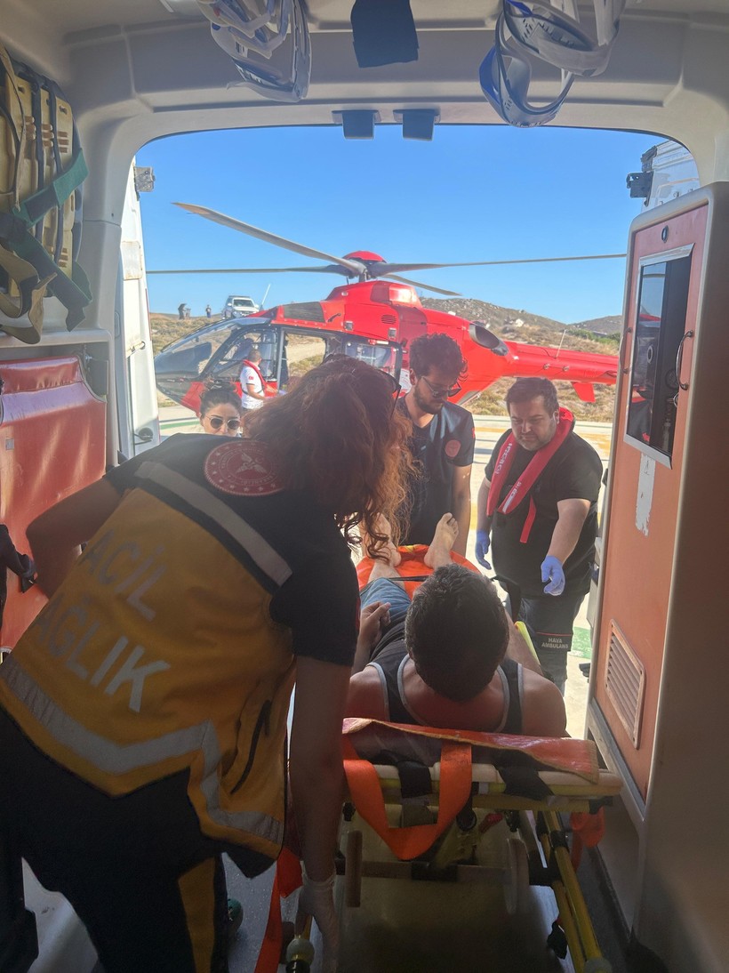  Avşa’da Deniz Kapandı, Gökyüzü Açıldı! Helikopterle Hayat Seferi Balıkesir İl Sağlık Müdürü Dr. Miraç Çavdar'ın verdiği bilgiye göre, Avşa Adası Aile Sağlığı Merkezi’ne biri beyin damar tıkanıklığı (Akut SVO), diğeri ise ilaç zehirlenmesi (ilaç intoksikasyonu) şüphesiyle iki hasta başvurdu. 46 yaşındaki C.S. ambulansla sağlık merkezine ulaştırılırken, 18 yaşındaki İ.R. ise kendi imkânlarıyla başvurusunu gerçekleştirdi. Hava koşullarının elverişsiz olması nedeniyle hastaların deniz yoluyla sevki sağlanamadı. Bunun üzerine hastaların Bandırma Eğitim ve Araştırma Hastanesi’ne acil ulaştırılabilmesi için Çanakkale 112 Komuta Merkezi’nden helikopter ambulans talep edildi. Çanakkale’den havalanan helikopter, Avşa Adası’ndaki Mavi Koy heliport alanına başarılı bir iniş gerçekleştirdi. İlk olarak beyin damar tıkanıklığı tanılı C.S., ardından da yeniden Avşa Adası’na dönülerek ilaç zehirlenmesi şüphesiyle başvuran İ.R. helikopterle Bandırma’ya sevk edildi. Her iki hasta da Bandırma Eğitim ve Araştırma Hastanesi'nde tedavi altına alınırken, helikopter ambulans görevini tamamladıktan sonra adadan ayrıldı.
