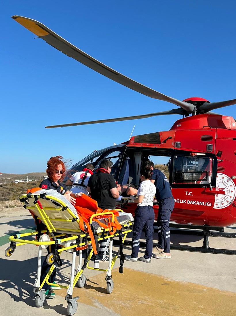 Avşa’da Deniz Kapandı, Gökyüzü Açıldı! Helikopterle Hayat Seferi Balıkesir İl Sağlık Müdürü Dr. Miraç Çavdar'ın verdiği bilgiye göre, Avşa Adası Aile Sağlığı Merkezi’ne biri beyin damar tıkanıklığı (Akut SVO), diğeri ise ilaç zehirlenmesi (ilaç intoksikasyonu) şüphesiyle iki hasta başvurdu. 46 yaşındaki C.S. ambulansla sağlık merkezine ulaştırılırken, 18 yaşındaki İ.R. ise kendi imkânlarıyla başvurusunu gerçekleştirdi. Hava koşullarının elverişsiz olması nedeniyle hastaların deniz yoluyla sevki sağlanamadı. Bunun üzerine hastaların Bandırma Eğitim ve Araştırma Hastanesi’ne acil ulaştırılabilmesi için Çanakkale 112 Komuta Merkezi’nden helikopter ambulans talep edildi. Çanakkale’den havalanan helikopter, Avşa Adası’ndaki Mavi Koy heliport alanına başarılı bir iniş gerçekleştirdi. İlk olarak beyin damar tıkanıklığı tanılı C.S., ardından da yeniden Avşa Adası’na dönülerek ilaç zehirlenmesi şüphesiyle başvuran İ.R. helikopterle Bandırma’ya sevk edildi. Her iki hasta da Bandırma Eğitim ve Araştırma Hastanesi'nde tedavi altına alınırken, helikopter ambulans görevini tamamladıktan sonra adadan ayrıldı.