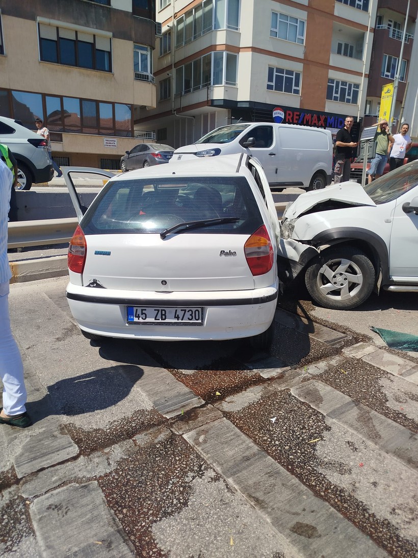  Balıkesir’de Otel Basri Önünde Çift Taraflı Kaza 1 Yaralı