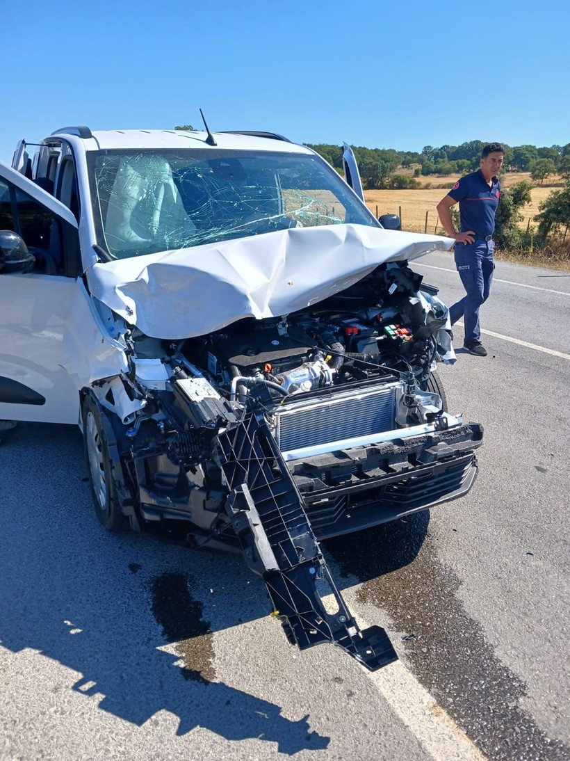  Balya Göktepe Yolunda İneğe Çarpan Araç Kaza Yaptı Sürücü Hafif Yaralandı