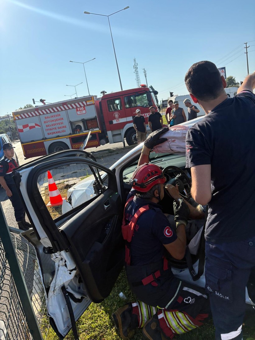 Edremit Avcılar Kavşağında Otomobil ile Minibüs Çarpıştı:1 Yaralı 