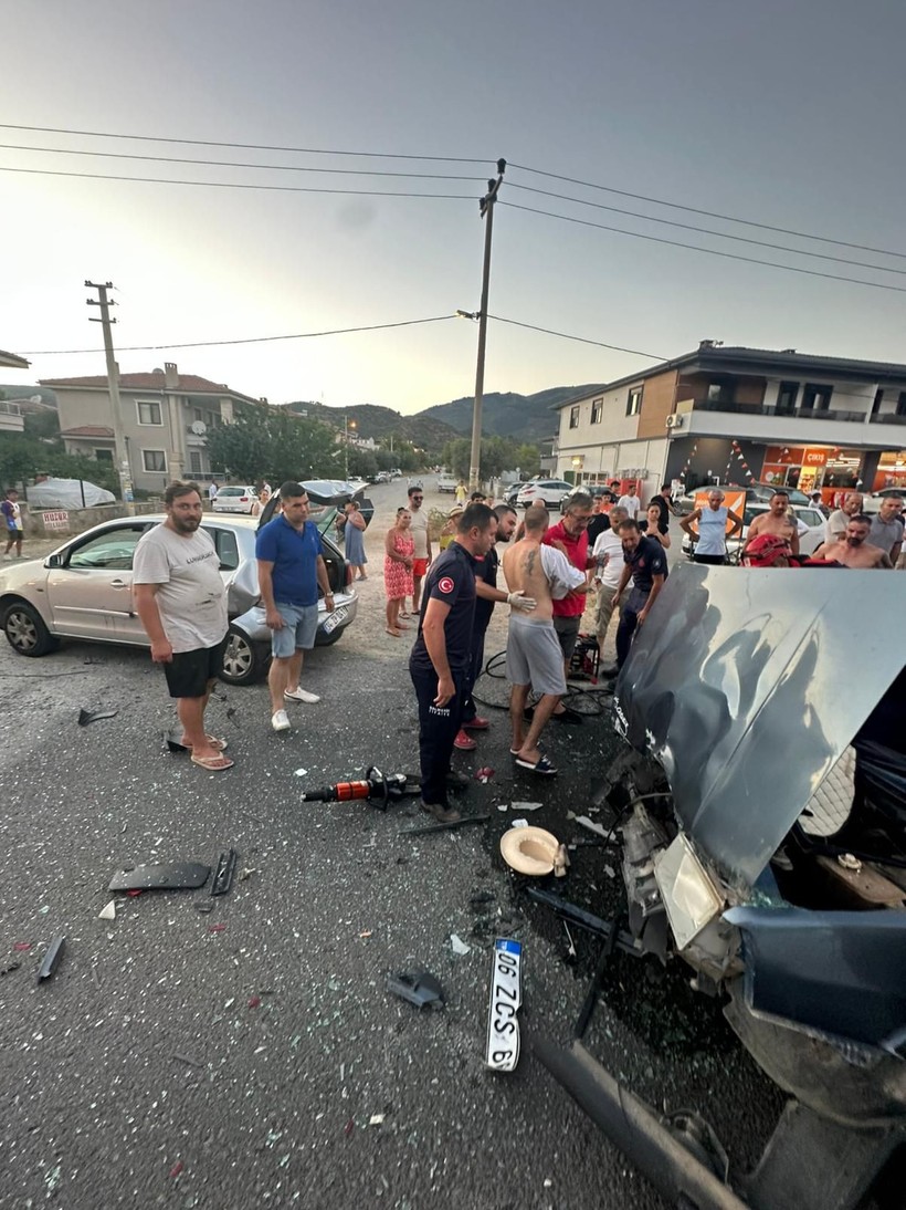 Altınoluk’ta Trafik Kazası: Bir Kişi Araçta Sıkıştı