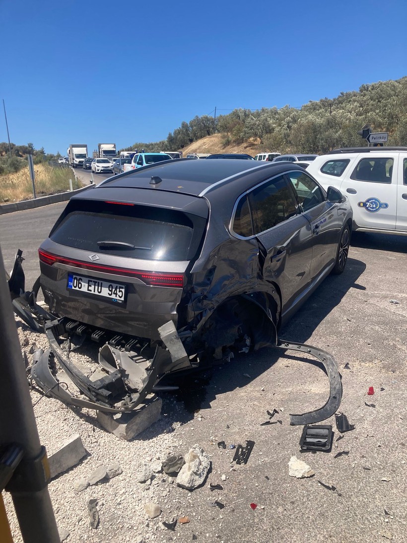 Burhaniye'de Zincirleme Trafik Kazası 1 Kişi Yaralandı