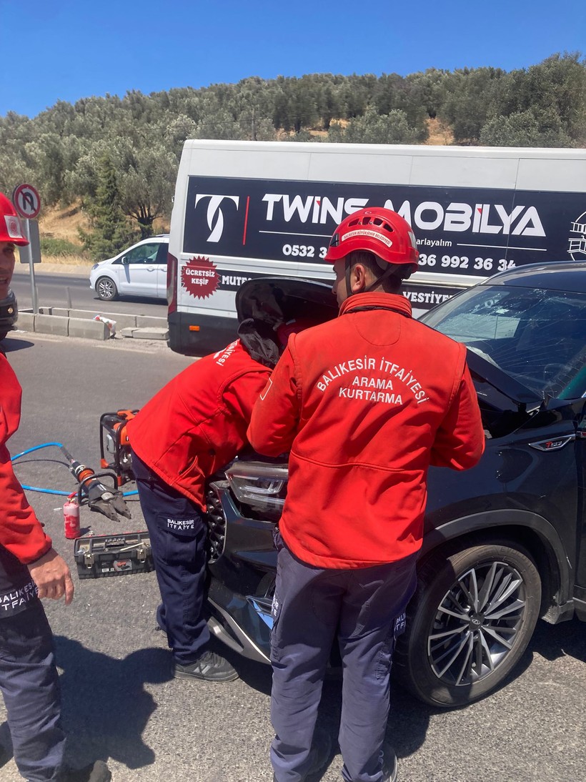Burhaniye'de Zincirleme Trafik Kazası 1 Kişi Yaralandı