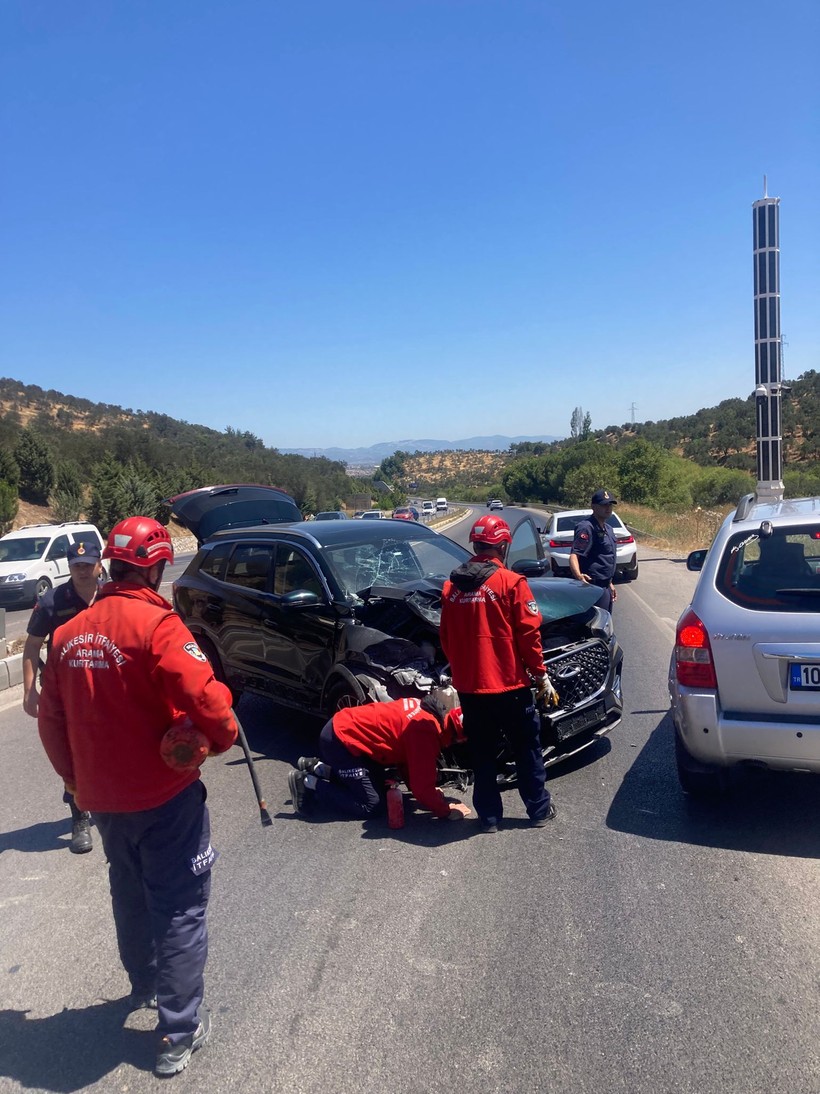 Burhaniye'de Zincirleme Trafik Kazası 1 Kişi Yaralandı