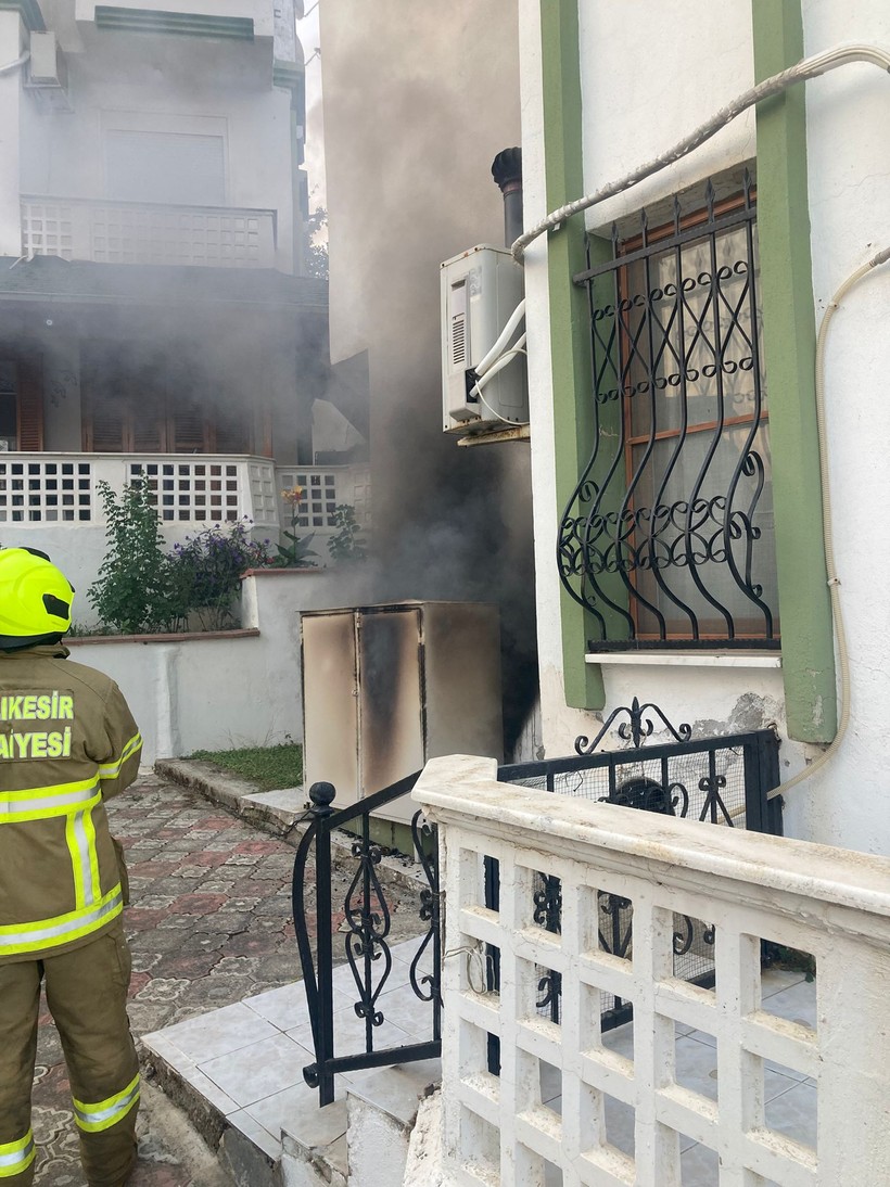 Burhaniye’de Elektrik Panosu Yangını Korkuttu