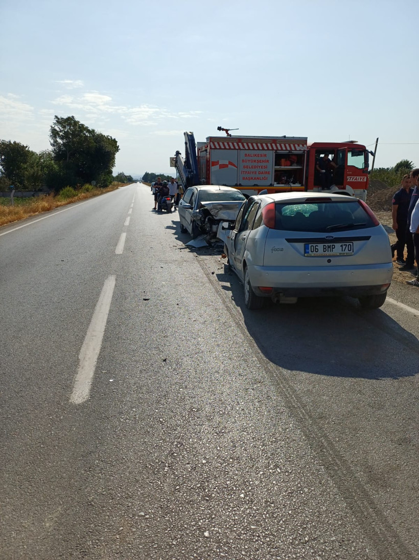 Balıkesir’de Karamanköy Yolunda Kafa Kafaya Çarpışma: 1 Ölü, 1 Yaralı
