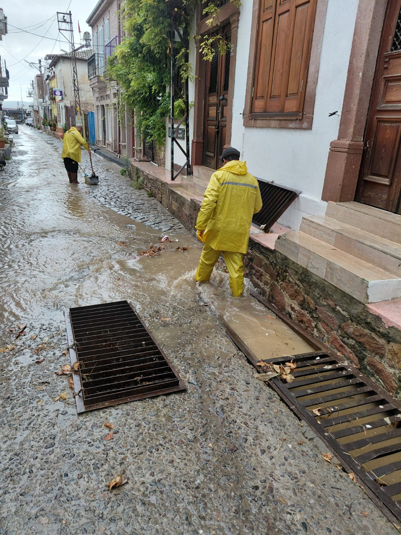 Ayvalık’ta sağanak alarmı! Belediye ekiplerinden anında müdahale